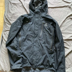 Haglöfs strk s - Den är använt bara några gånger,det är inte sönder någonstans och nya priset är 3600
