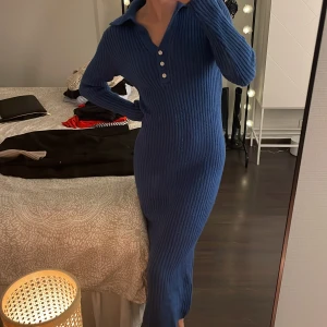 Stickad klänning - Superfin blå stickad klänning från vero moda 💖