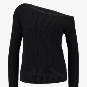 Svart stickad tröja - Svart stickad tröja, off shoulder på ena sidan🤍🤍 Helt oanvänd!!
