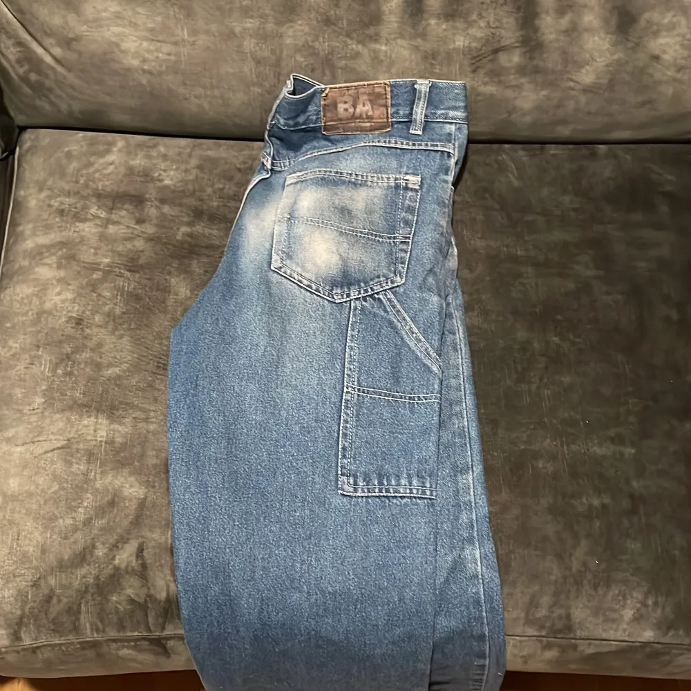 fetta jeans som är baggy och liknar carhartt. . Jeans & Byxor.