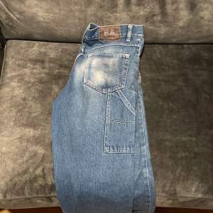 fetta jeans som är baggy och liknar carhartt. 