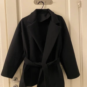 Kappa - Jag säljer min snygga korta svarta kappa, helt oanvänd. Skriv till mig på DM vid frågor!!🥰