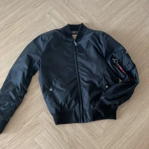  Bomberjacka Alpha Industries M - Mycket fint skick, lätt fodrad