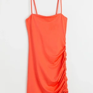 oreange tight sjusterbar klänning  - Skitsnygg & skitcool klänning i häftig färg 🧡 Köparen står för frakten. storlek M (passar s/m) | Paketpris vid köp av flera plagg | Allt säljs i befintligt skick !