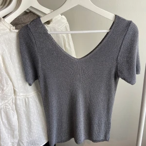 Glittrig T-shirt  - Den FINASTE glittriga, finstickade T-shirten köpt i Italien🫶🏽 Endast använd en gång och därför i nyskick! 