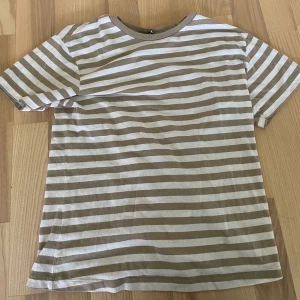 Randig t-shirt - Randig t-shirt från asos, köparen står för frakten på 49kr 