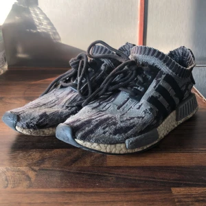 Adidas NMD grå - Sulan är lite sliten, lite mer som sommar skor, dom sitter bra och är bekväma. 