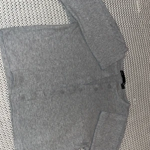 Tröja med knappar  - Tröja med knappar från lager aldrig använd Stl 