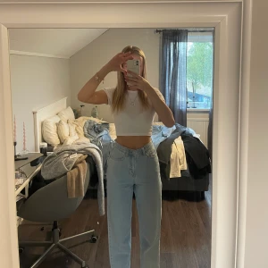 Jeans - Jeans från nakd. De är i storlek 32 men de passar mig som vanligtvis har 34/36