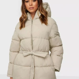 Beige vinterjacka  - Stor beige vinterjacka med skärp från nelly. Sparsamt använd. Passar även s och m skulle jag säga. Skriv för fler bilder.