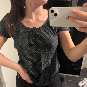 Glittrig topp - Glittrig topp från indiska! Står L på lappen men skulle säga att den sitter som en S. Använd cirka 5ggr