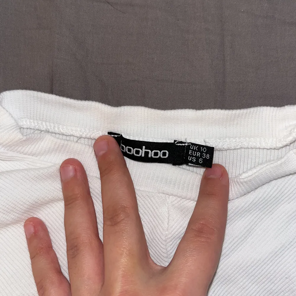 vit croppad långärmad tröja med knyte längst fram vid magen, använd 1 gång. Inkl frakt . Toppar.