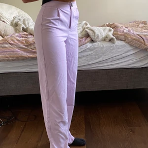 Lila kostymbyxor från Bershka - Lika byxor från Bershka som säljs pga flytt. ❣️❤️❤️❤️