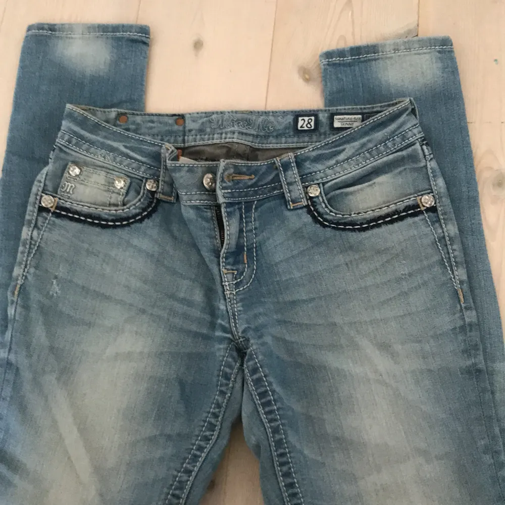 Miss me jeans i toppskick  Låg midja skinnet storlek 28. Jeans & Byxor.