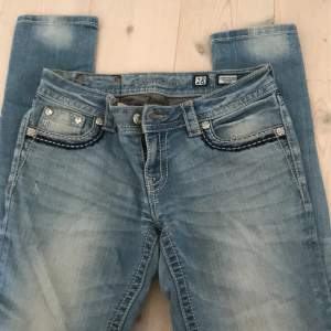 Miss me jeans i toppskick  Låg midja skinnet storlek 28