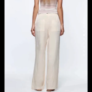 Zara linnebyxor  - Super fina linnebyxor i rak modell från zara, slutsålda. Helt oanvända eventuell lapp finns kvar. Storlek XS🧡