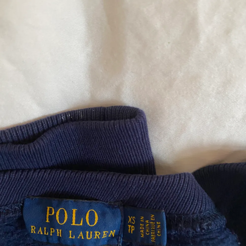 Marinblå sweatshirt från Ralph Lauren. Knappt använd, nypris ca 1500.. Hoodies.