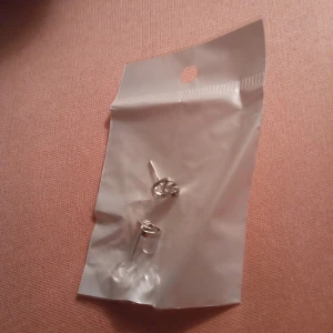 Hjärtan örhängen  - Fina silverfärgade örhängen med plast knopp ,nickelfritt .nya. Hämtas i Skene alt skickas portofritt .