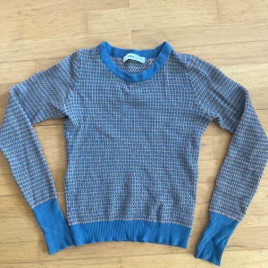 Zara tröja, mönster - Zara knit tröja i xs/s köpt några år sen. Använd några gånger innan jag växte ur den, i bra skick!🥰jättefint mönster! Köpare står för frakt