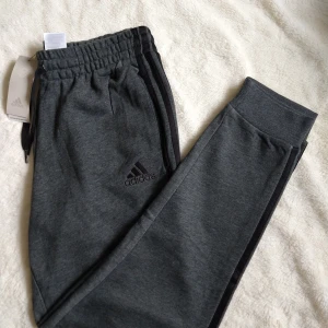 Adidas mjukisbyxor  - Oanvända mjukisbyxor från Adidas i storlek M. 