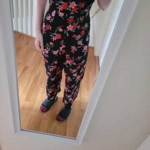 Byxklänning från HM - Blommig byxklänning från HM. Storlek 38. Amvänt några gånger 