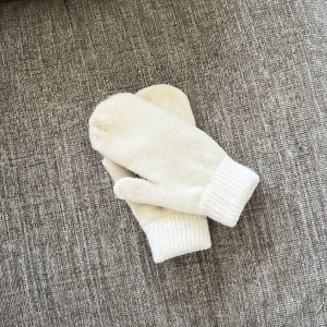 Vantar i ull  - Så sjukt fina och bekväma vantar i ull, Kashmirmix och bomull. Finns i beige, grå, svart och vita men begränsat antal! 289kr/st frakt ingår 