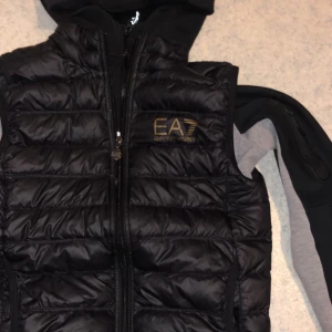 Ea7 väst - Ea7 väst för 800kr