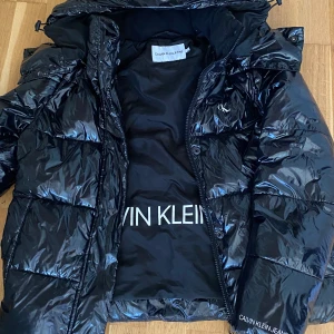 Glansig Calvin Klein jacka - Säljer nu min Calvin klan jacka då jag inte har användning av den. Andvender fåtal gånger. 
