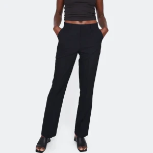 Kostymbyxor  - Säljer dessa vilma kostymbyxor i storlek 38 från bikbok. Använda två gånger, som nya💘🧸köp direkt 300kr