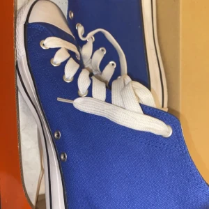 Feke converses - Feke converces alldrig används jätte sköna o fina.