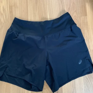 Träningsshorts - Träningsshorts från Asics. Tunna och luftiga men knytenas i midjan samt ficka där bak.   Aldrig använda.   Storlek M. 