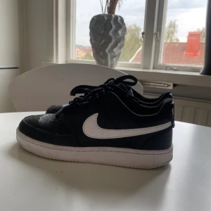 Nike skor  - Kan mötas i Uddevalla eller Trollhättan. Annars kan jag skicka skorna. Köparen står för frakten.   