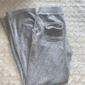 Juicy couture byxor - Säljer mina grå juicy byxor då dem är för små. Dem är storlek L men är för små för mig som vanligt vis har M i juicy couture byxor och passar dem som har S. Aldrig andvända. Skriv för fler bilder💕