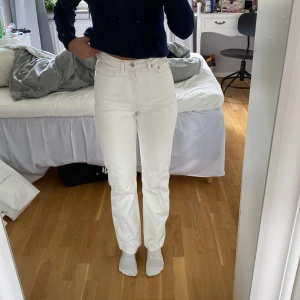 Jeans - Skitsnygga högmidjade jeans! Modellen Rowe från weekday