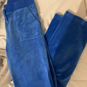 Juicy couture byxor  - Juicy couture byxor i färgen Regatta. Använd fåtal gånger jättebra skick. Storlek S. Frakt 66kr
