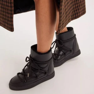 Inuikkii - Säljer mina finaste Inuikkiis i denna as najs modellen med svart skinn. Så snygga men kommer tyvärr ej till användning! 🖤Använda men i fint skick!! Nypris 3300kr 