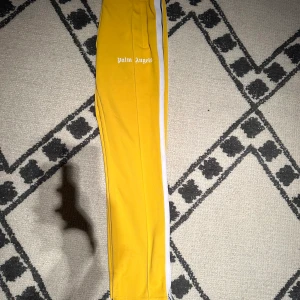 Palm Angels byxor - Storlek S, passar mig ej längre därför jag säljer! Cond 9/10  DM för mer info ℹ️ 