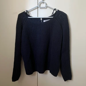 Mörk blå stickad tröja - Fin mörk blå tröja i väldigt bra skick med även dragkedja! Stl L fast passar bättre som M/S