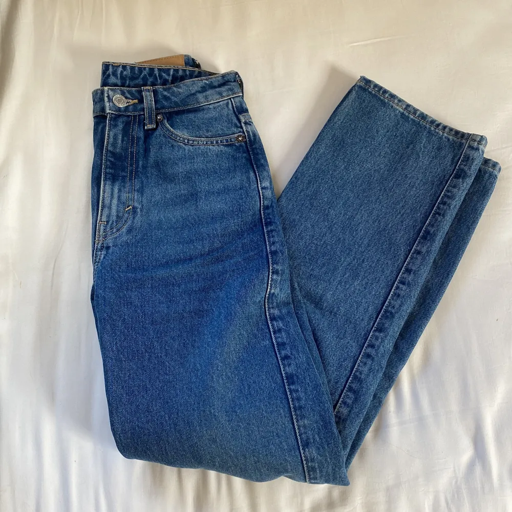 Beställde en förliten storlek, därför knappt använda. Köpte i januari detta året. Väldigt sköna i modellen rowe. Frakt tillkommer 💓. Jeans & Byxor.
