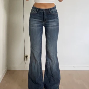 Lågmidjade jeans - Lågmidjade bootcutjeans från märket crocker, jag är 155 cm🤍köparen står för frakten på 66kr🤍