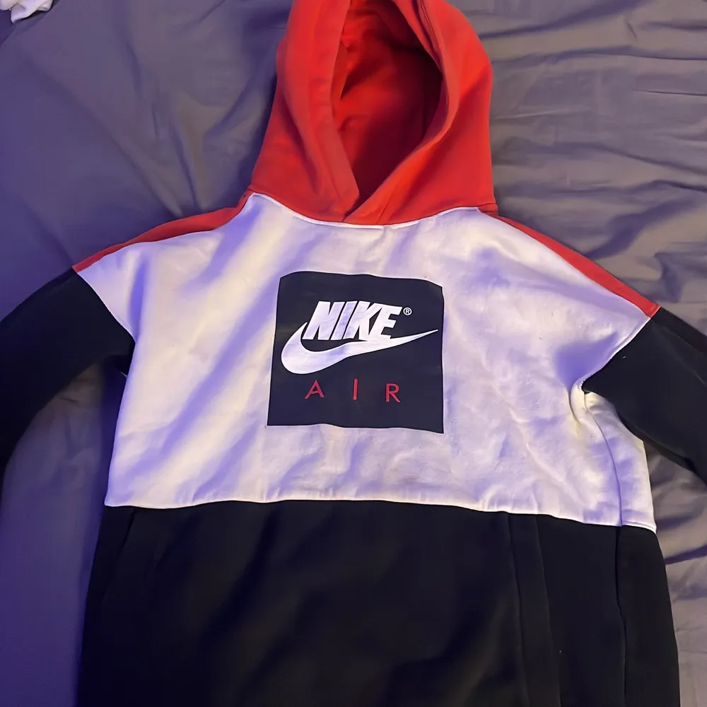 Nike air hoodie som är väl använd och därmed har små fläckar under Nike märket men det borde gå att ta bort med något typ av medel. Storlek 147/158 12-13 år  Skick 7-10 Köparen står för 🚚📦. Hoodies.