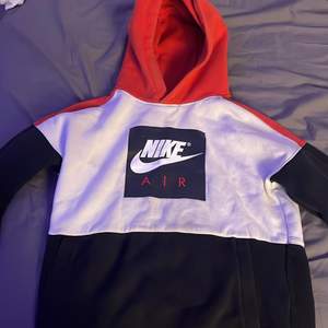 Nike air hoodie som är väl använd och därmed har små fläckar under Nike märket men det borde gå att ta bort med något typ av medel. Storlek 147/158 12-13 år  Skick 7-10 Köparen står för 🚚📦