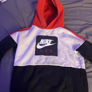 Nike air hoodie  - Nike air hoodie som är väl använd och därmed har små fläckar under Nike märket men det borde gå att ta bort med något typ av medel. Storlek 147/158 12-13 år  Skick 7-10 Köparen står för 🚚📦
