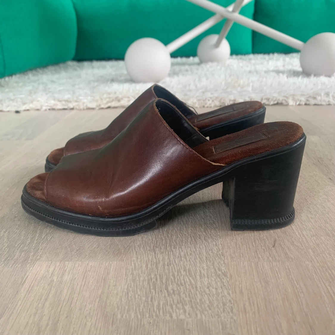 Bruna lädersandaler med klack - 90