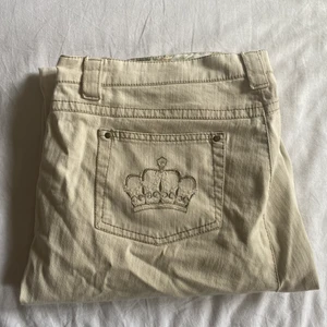 Byxor - Säljer ett par trendiga vintage byxor som är liknande jeans modell. Köpta på plick, har använt en gång pga för stora för mig, har vanligtvis 38/M i byxor och har tröttnat på oversized…🫶🏼❤️