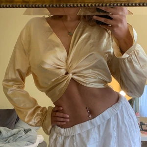 Guldig topp - Superfin festlig topp att ha på sommaren💞