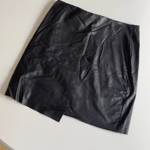 Stretchig läder kjol  - Kjol från Gina i bra skick. (Lite skrynklig på bilden)  Köparen står för frakten 