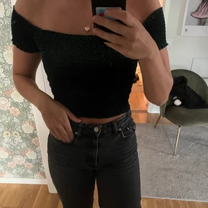 Mörkgrön topp, off shoulder - Fin mörk grön färg. Knappt använd, väldigt skönt matrial. 