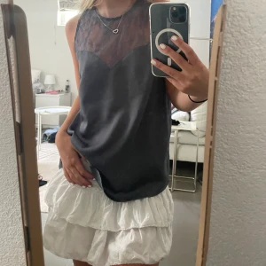 Blus - så fin blus , vet inte märket då lappen är borta, men såå fin färg och perfekt att ha till en middag i sommar el liknande!står ingen storlek men passar XS/S