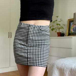 Väldigt sparsamt använd kort tajt kjol från Pull&Bear. Dragkedja och fickor på sidorna